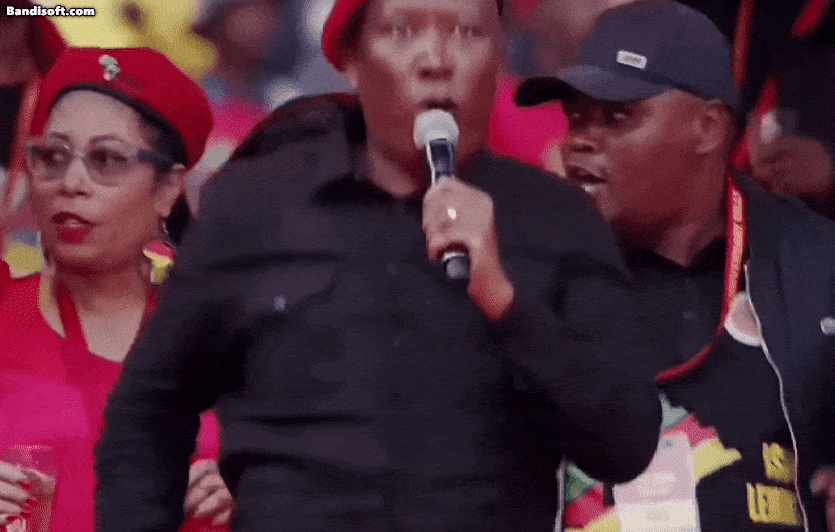 남아공의 급진 좌파 정당 경제자유전사(EFF)의 줄리어스 말레마 대표가 투쟁가 ‘보어인(네덜란드계 남아공인)을 쏴라’를 부르는 모습. [유튜브 갈무리]