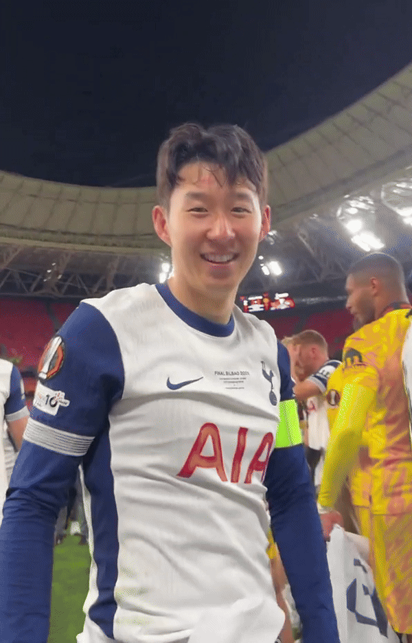 [서울=뉴시스] 유로파리그서 우승한 토트넘이 SNS를 통해 손흥민의 이마가 찢어진 모습이 담긴 영상을 공개했다. (사진 = 엑스 갈무리) 2025.05.22. *재판매 및 DB 금지