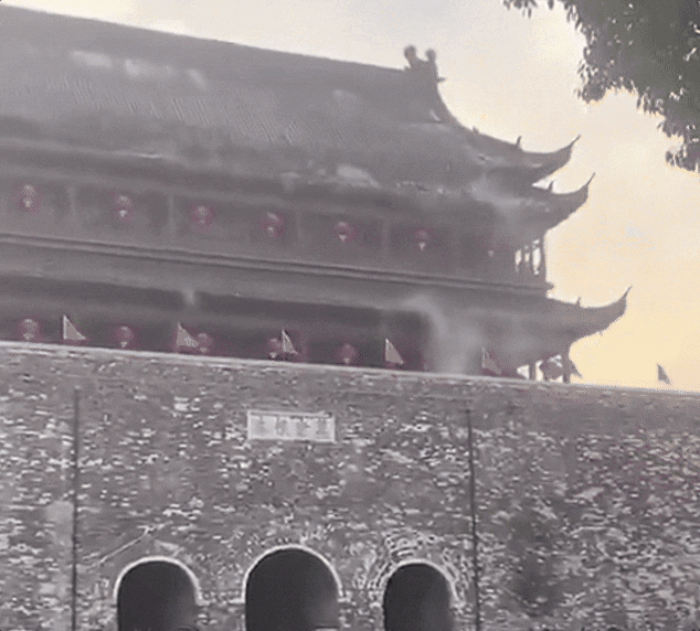 19일 오전 6시 30분경, 안후이성 츠저우시(市)에 있는 ‘명중도 고루’의 기와가 무너지는 순간. 웨이보 영상 캡처