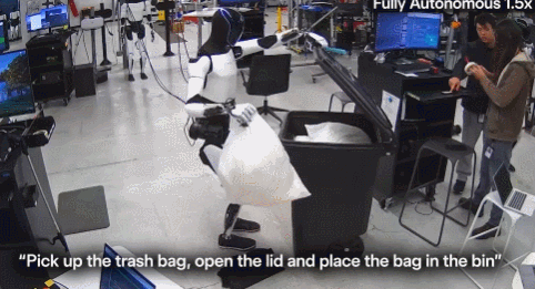 빗자루로 바닥을 청소하는 휴머노이드 로봇 ‘옵티머스’. 일론 머스크 X(트위터) 캡처