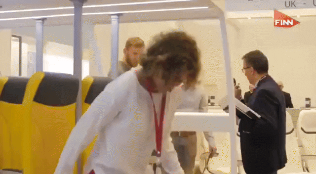 2018년 4월 독일 함부르크에서 개최된 ‘2018 항공기 인테리어 엑스포’에서 관람객이 비행기용 입석 좌석 스카이라이더2.0에 앉아 보고 있다. 영상=FINN 화면