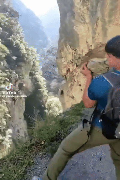 [뉴시스]한 남성이 스페인 국립공원의 절벽 아래로 거대한 바위를 던지는 영상이 SNS에서 확산되고 있다. (사진=틱톡@piedrass.tirar) *재판매 및 DB 금지