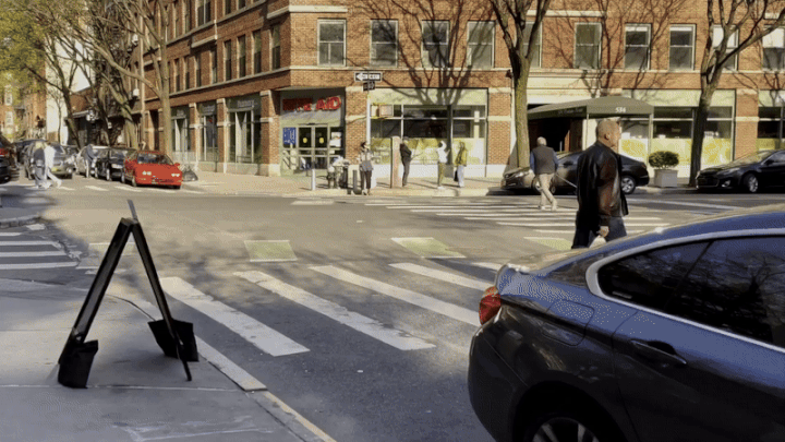 [서울=뉴시스] 구글은 20일(현지 시간) 미국 캘리포니아주 마운틴뷰에서 열린 연례 개발자 콘퍼런스 'I/O 2025'에서 삼성전자, 젠틀몬스터, 워비 파커가 참여한 안드로이드 XR 기반 스마트안경을 연말에 공개할 것이라고 밝혔다. '근처 좋은 라멘집을 추천해 달라'고 요청하면 AI가 구글 지도 기반으로 장소를 탐색한 후 화면 하단에 구글 지도 기반 내비게이션이 작동하는 모습 (영상=구글 제공) *재판매 및 DB 금지