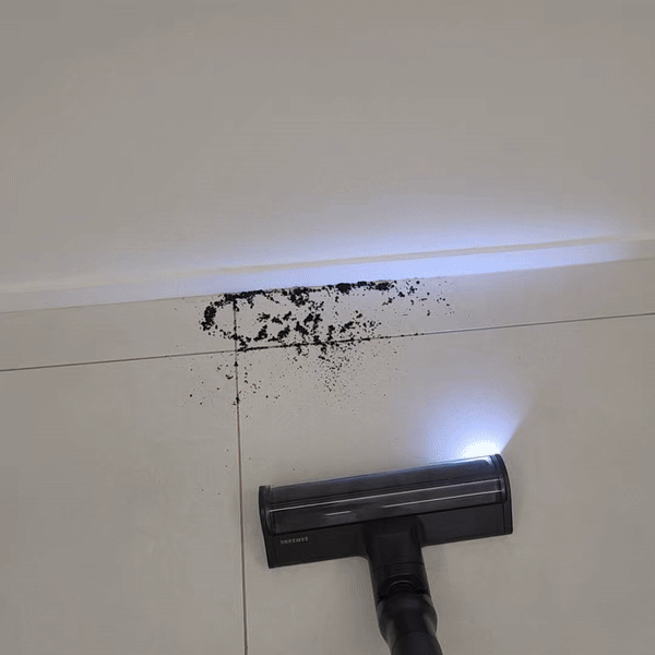 비스포크 AI 제트 400W의 AI 2.0 모드로 벽면에 있는 커피 가루를 제거하는 모습. 제트 400W가 벽면을 인식해 자동으로 흡입력을 높이고 깔끔하게 청소하는 것을 볼 수 있다. 이동수 기자