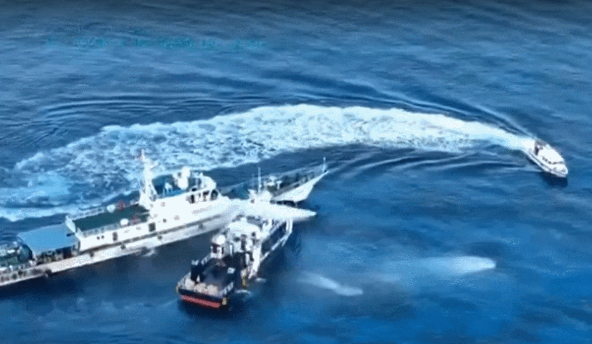 필리핀 선박에 물대포를 쏘는 중국 해경 모습