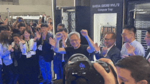 컴퓨텍스 폭스콘 전시장을 찾은 젠슨 황 엔비디아 CEO (타이베이=연합뉴스) 젠슨 황 엔비디아 최고경영자(CEO)가 20일 대만 컴퓨텍스 행사장 내 폭스콘 전시 부스를 찾아 "대만을 끌어 올리자!"(Bring up Taiwan!)고 외치고 있다. 2025.5.23 [독자 제공. 재판매 및 DB 금지]