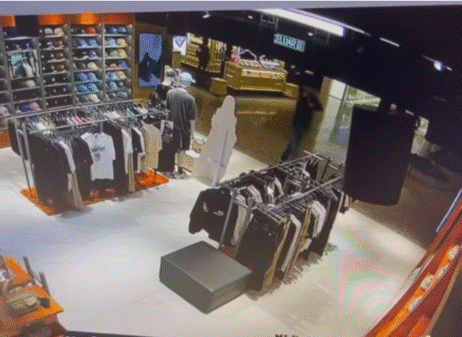 범행 장면이 찍힌 방범카메라(CCTV) 영상. /온라인커뮤니티