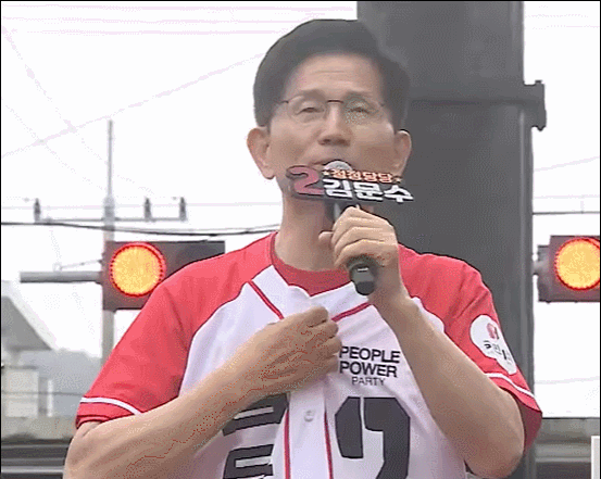 24일 오후 김문수 국민의힘 대선 후보가 옷을 펼치자 "현장대통령 김문수"가 적혀있다. /영상=국민의힘TV