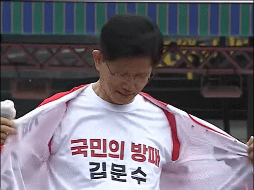 24일 오후 김문수 국민의힘 대선 후보가 옷을 펼치자 "국민의 방패 김문수"가 적혀있다. /영상=국민의힘TV