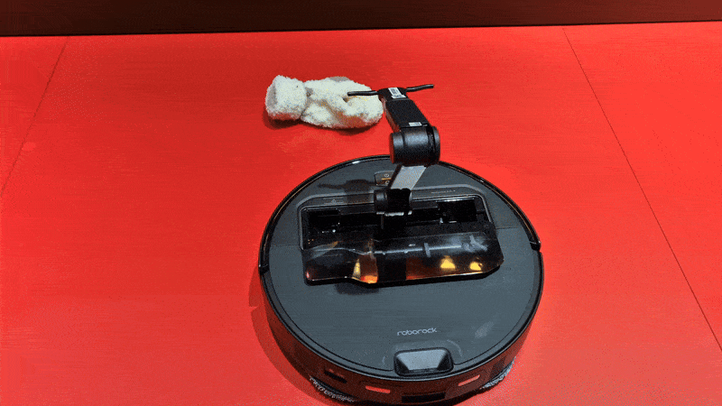 중국 로보락이 올 1월 미국 CES 2025에서 선보인  ‘로보락 사로스 Z70’. 본체에 탑재된 로봇 팔이 솟아 나와 바닥에 떨어진 양말을 들어 옮기고 있다. 김현일 기자(라스베이거스)