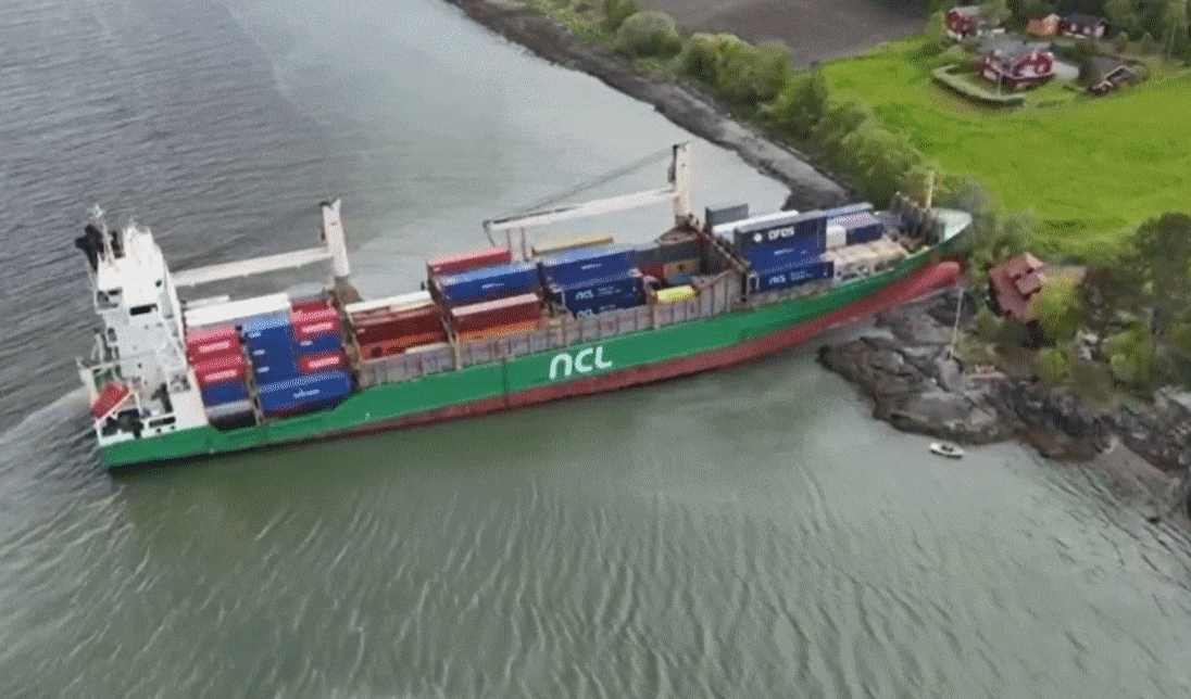 22일(현지시간) 노르웨이 항구도시 트론헤임의 한 주택 앞에 멈춰선 컨테이너선을 항공사진으로 찍은 모습.