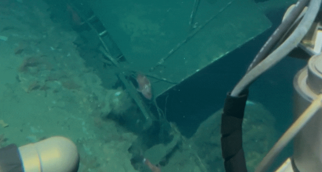 USS F-1 함교와 선체 앞쪽을 통과하는 유인잠수정 앨빈 내부에서 촬영한 영상. Woods Hole Oceanographic