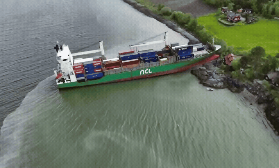 노르웨이에서 대형 컨테이너선이 해안가 주택 앞마당에 좌초한 사고가 발생했다. /CBS