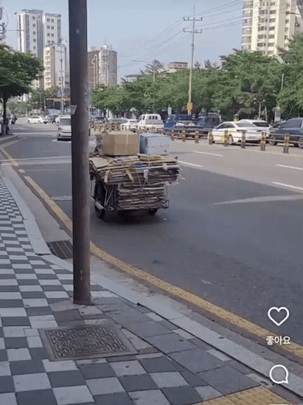 차도로 다녀야 하는 폐지 리어카. 그러다 보면 차량을 긁기도 하고 부딪히기도 쉬워 위험천만할 때가 많다./사진=오늘의 행동 제공