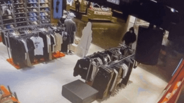 말레이시아의 한 의류 매장에서 모델인 그룹 에스파 멤버 카리나의 등신대를 훔쳐 달아나는 남성의 영상이 화제다. 엑스(X) 캡처