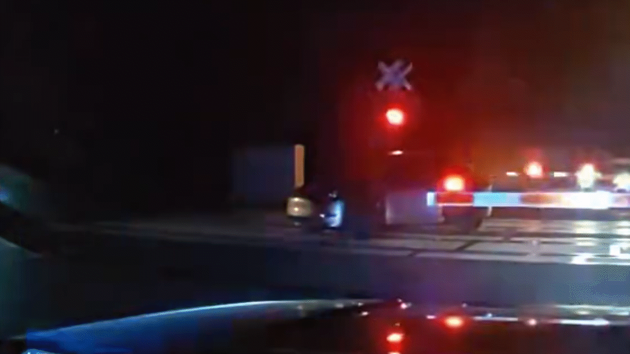 미국 뉴저지주 피스카타웨이에 있는 한 건널목에서 열차 진입 직전 건널목에 있던 차량 운전자를 구조하는 경찰의 모습이 포착됐다. 피스카타웨이 경찰서 제공