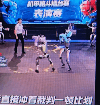 지난 25일 중국 항저우에서 ‘휴머노이드 로봇 격투 대회’가 열리고 있다. (영상=바이두 화면 갈무리)