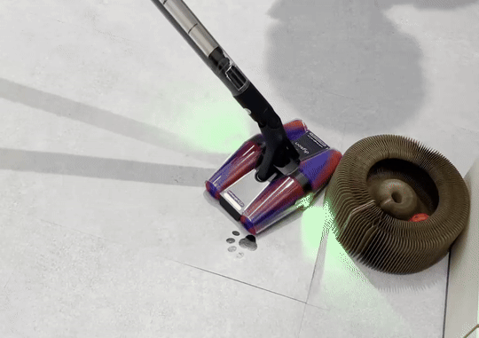 다이슨 펜슬백 플러피콘 청소기로 청소하는 모습 (사진=지디넷코리아 신영빈 기자)