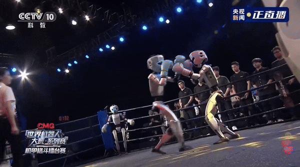 25일 중국 항저우에서 개최된 휴머노이드 로봇 복싱 대회의 모습 (영상=엑스 @Synced_Global 영상 갈무리, 중국 CCTV)