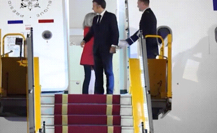 마크롱 대통령이 팔짱을 내밀었지만, 브리지트 여사는 난간만을 잡은 채 내려갔다. /CNN