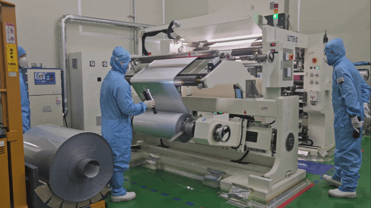 지난 12일 방문한 경기 화성시에 위치한 SBTL첨단소재 파우치 필름 제조 공장. /권유정 기자