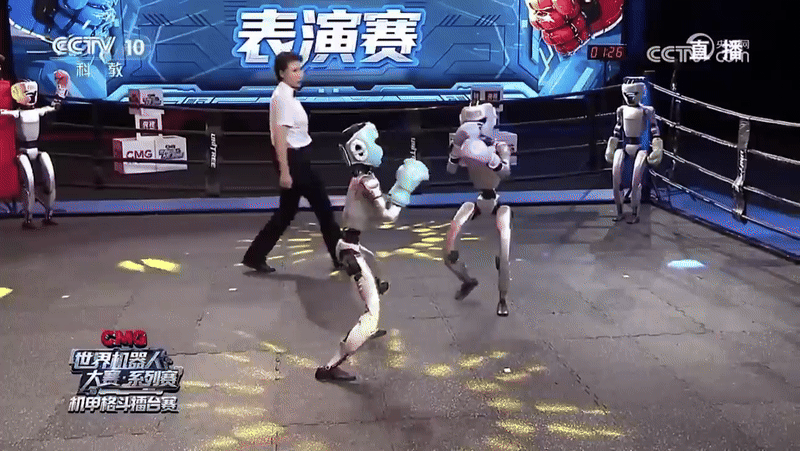 25일 오후 8시 30분 (현지시각) 중국에서 열린 'CMG 세계 로봇 및 시리즈전'에서 유니트리의 휴머노이드 두 대가 격투기 경기를 벌이고 있다. /CCTV과학교육채널 제공