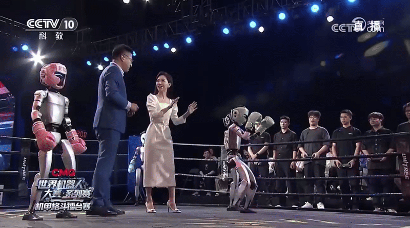 진행자가 기술 시연에 나선 휴머노이드의 등을 밀어도 넘어지지 않고 균형을 지키는 모습. /CCTV 과학교육채널 제공