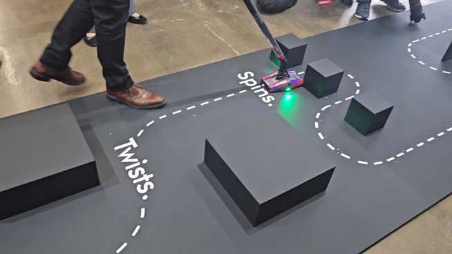 네이슨 로슨 맥클린 다이슨 시니어 엔지니어링 매니저가 26일 서울 성동구 무신사 스퀘어 성수4에서 열린 신기술 공개행사에서 '펜슬백' 무선청소기로 청소를 시연하는 모습. 360도로 회전하는 '플러피콘 헤드'. [사진=박지은 기자]