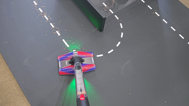 26일 오전 서울 성동구 무신사 스퀘어 성수4에서 열린 '다이슨 신기술 소개 행사'에서 기자가 신제품 다이슨 펜슬백 제품을 시연해보고 있다. 영상=박수빈 기자