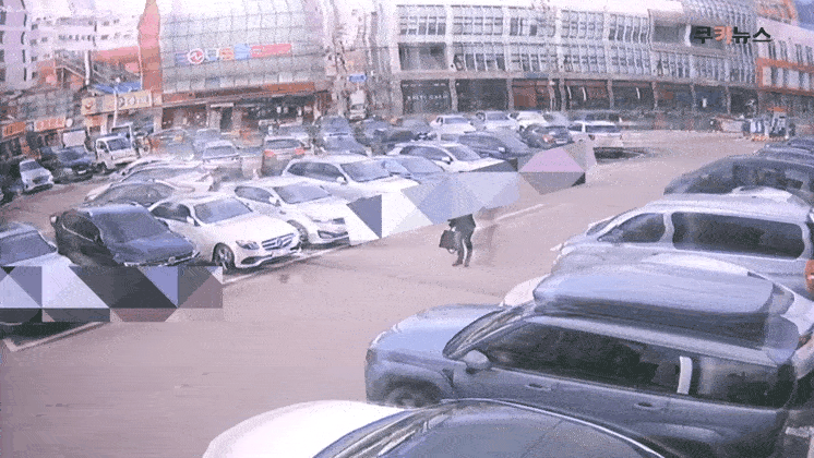 지난 1월6일, 서울 용산구의 한 야외 공영주차장에 주차된 메르세데스-벤츠 차량에서 자연발화로 추정되는 화재가 발생했다. 제보자 제공.&nbsp;