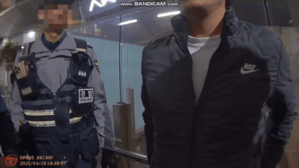 지난달 29일 평택역 앞에서 주취자가 경찰을 상대로 공무집행을 방해하고 있다. 평택경찰서 제공