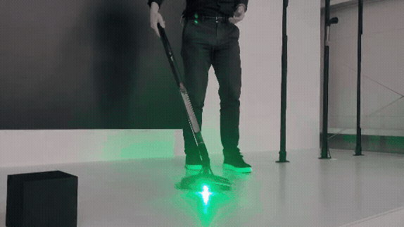 다이슨의 가장 얇은 무선 청소기 ‘펜슬백(PencilVac™). 지름이 38mm, 무게는 1.8kg에 불과하다. [영상 이상덕 기자