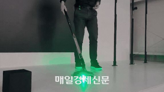 다이슨의 가장 얇은 무선 청소기 ‘펜슬백(PencilVac™). 지름이 38mm, 무게는 1.8kg에 불과하다. [도쿄 = 이상덕 기자]