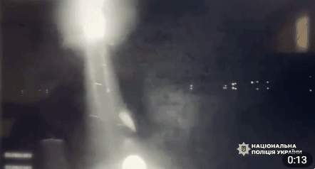 손전등과 소총으로 러시아의 드론을 격추하는 키이우 경찰. 키이우 경찰 텔레그램 제공