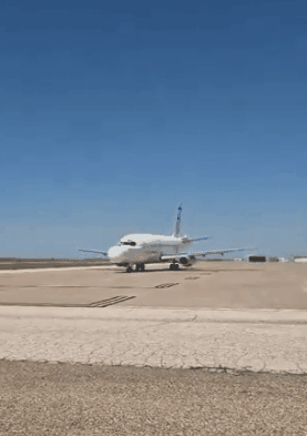 미 공군 물자사령부가 운용하는 극비 항공기 RATT55가 현지시간으로 21일 텍사스주 릭 허스밴즈 국제공항에 모습을 드러냈다. 항공 사진작가인 제이슨 지커 제공