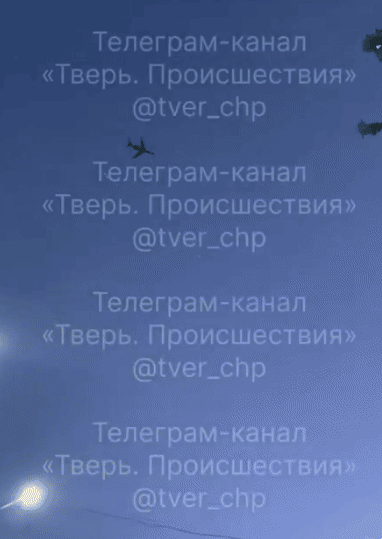 지난 25일(현지시간) 러시아 수도 모스크바 인근의 트레비시에서 러시아 방공부대의 공격을 받은 비행체의 모습. 일각에서는 러시아군이 운용하는 군용 수송기인 Tu-134 라는 추측을 내놓았다. 엑스 영상 캡처