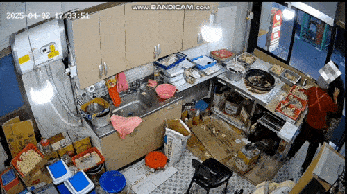 분식집에서 범행하는 피의자 [평택경찰 제공. 재판매 및 DB 금지]