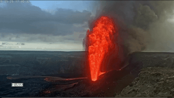 지난 25일 하와이 킬라우에아 화산에서 용암이 약 300m 높이로 솟구치는 모습 (사진=USGS)