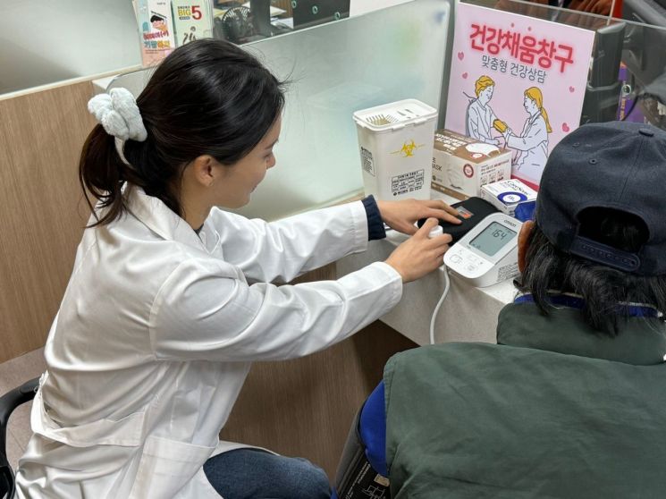 집 밖으로 이미지