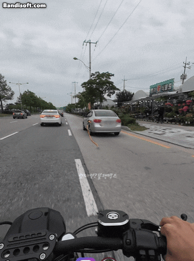 주유건을 꽂은 채 달리는 차량./인스타그램