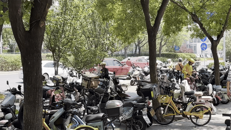 27일 오후 12시쯤 중국 베이징의 한 쇼핑몰 앞 이륜차 주차장. 주변을 둘러보니 10여명의 배달원이 보였다. 노란색 헬멧과 유니폼을 입고 있는 사람들이 메이퇀 배달원이다. /베이징=이은영 특파원