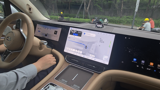 운전대에 손을 대지 않고 차량이 알아서 유턴하는 모습. 사진=구자윤 기자