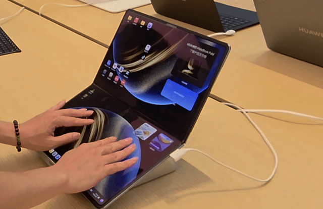 화웨이 폴더블 노트북 '화웨이 메이트북 폴드 울티메이트'에서 가상키보드가 활성화된 모습. 사진=구자윤 기자