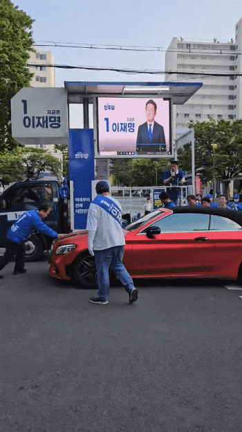 대구 수성구 신매시장 인근 민주당 유세현장에서 지난 26일 A씨가 선거운동원들의 제지에도 자신의 차량을 몰고 있다. 더불어민주당 대구시당 제공