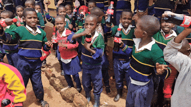 콜라를 받아든 은다바시 초등학교 아이들이 친구들과 함께 즐거워하고 있다.