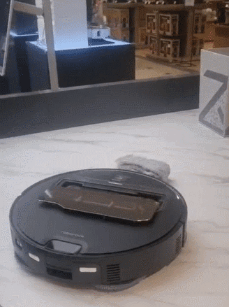 서울 시내 한 백화점에서 시연 중인 로보락 신제품 ‘사로스Z70’