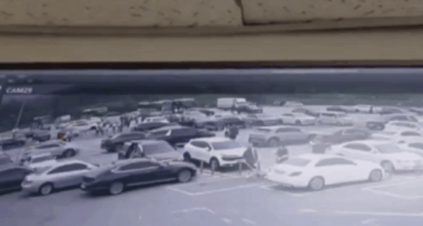 지난 16일 오전 9시30분쯤 서울양양고속도로 양양 방향 가평휴게소 주차장에서 60대 남성 A씨가 몰던 제네시스 차량이 보행자 이모씨를 들이받는 사고가 발생했다. 빈 주차 칸 쪽으로 진입하던 차량이 급가속하는 모습. /영상=독자제공