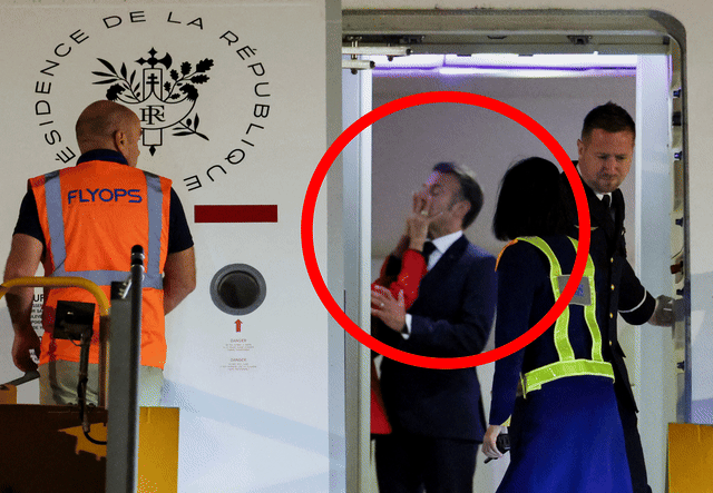 25일 베트남 하노이 공항에 착륙한 프랑스 대통령 전용기 내에서 에마뉘엘 마크롱 프랑스 대통령이 부인 브리지트 여사에게 안면을 맞는 듯한 장면이 포착됐다. 로이터 연합뉴스