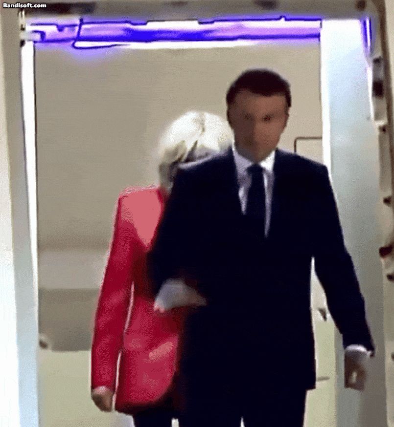 미국 AP 통신이 촬영한 영상에서 지난 25일(현지시간) 오후 에마뉘엘 마크롱 대통령 프랑스 대통령이 전용기 내부에서 부인 브리지트 마크롱 여사에게 얼굴을 맞은 뒤 전용기에서 내리고 있다. 브리지트 여사는 마크롱 대통령이 에스코트 차원에서 살짝 내민 오른팔도 무시했다. [엑스(X·옛 트위터) 갈무리]