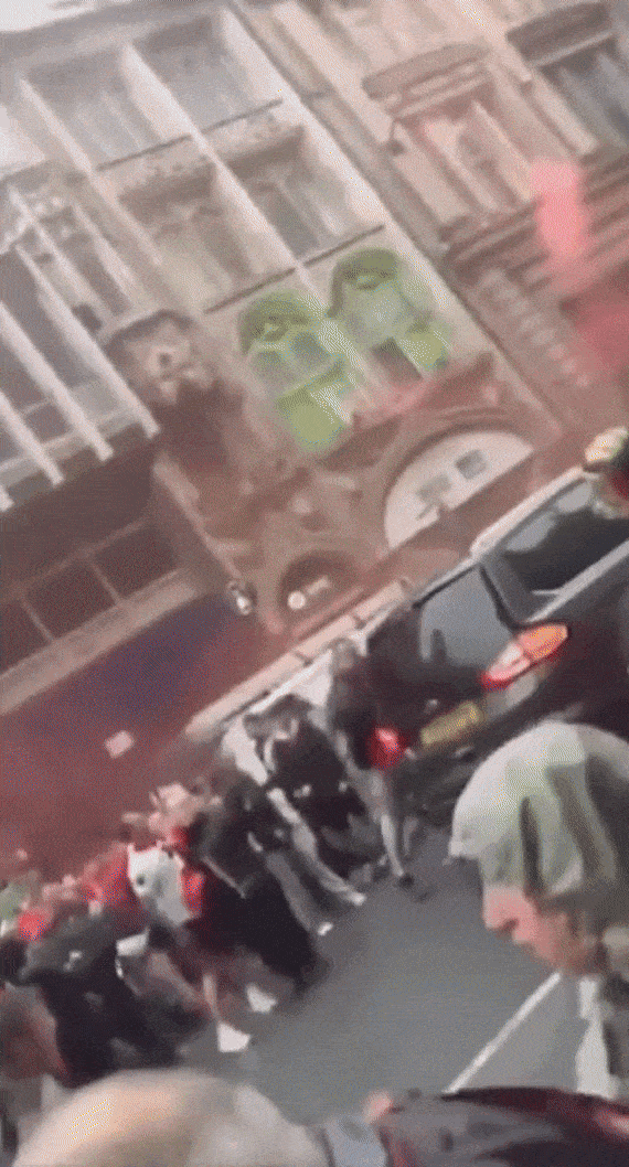 26일(현지시간) 리버풀의 워터 스트리트에서 리버풀 프리미어리그(EPL) 우승 확정을 축하하던 군중들 사이로 차량이 돌진하는 사건이 발생했다. 소셜미디어에 올라온 영상에는 검은색 승합차가 퍼레이드 군중 사이로 돌진하는 모습이 담겼다.[엑스(X, 옛 트위터]